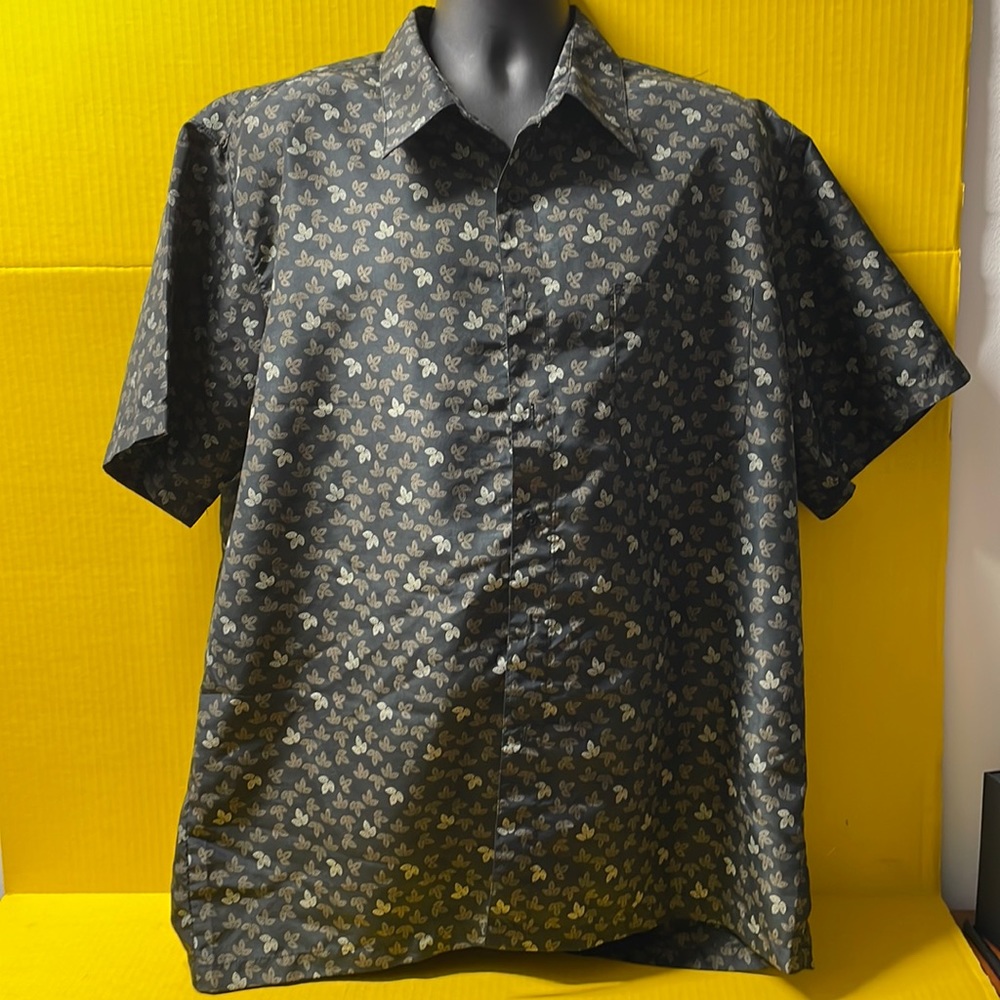 George Martin Contemporary XL button down short sleeve shirt. 100% Polyester